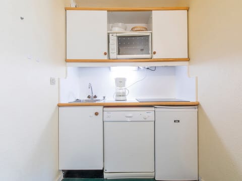 Fridge, microwave, dishwasher, coffee/tea maker