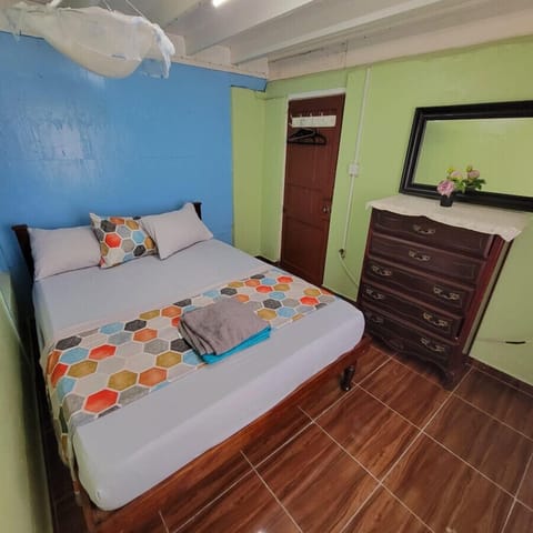 2 bedrooms, iron/ironing board, WiFi