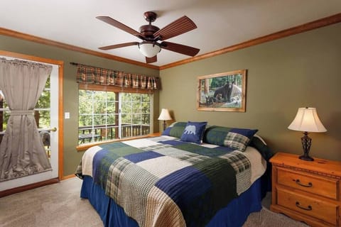 Master Bedroom (Cal-King Bed)