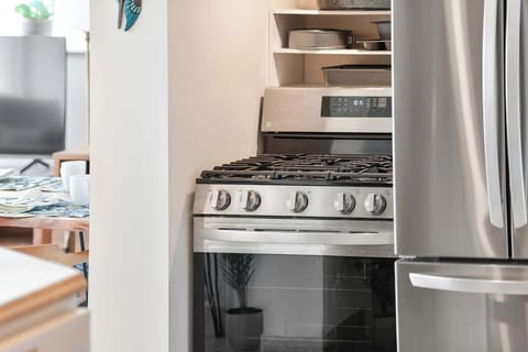 Fully equipped modern kitchen.