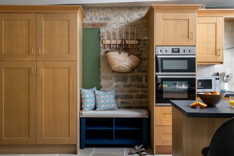 Gisleburtus House Kitchen - StayCotswold