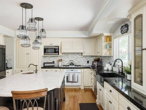 Open Kitchen | Black and Off White Tones
