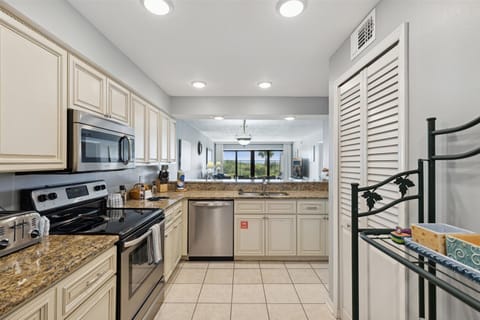 Remodeled and roomy kitchen!