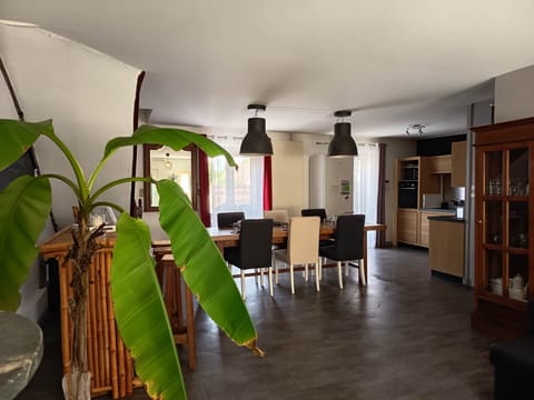 salle à manger cuisine vue du salon