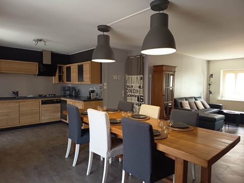 salle à manger, cuisine et coin salon