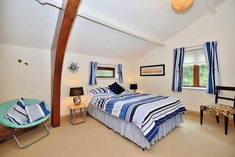 5 bedrooms, free WiFi, bed sheets, wheelchair access