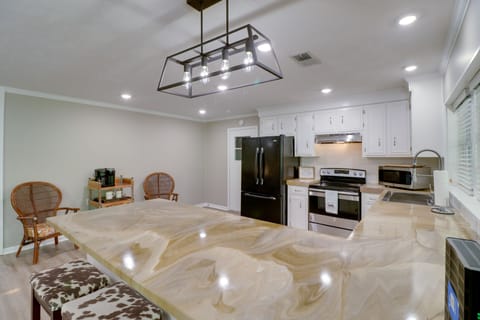 Kitchen | Cooking Basics | Coffee Maker | Paper Towels/Trash Bags Provided