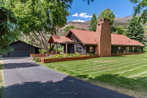 Historic 1950's log cabin hunting lodge close to the rivers and downtown Basalt
