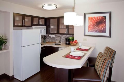 Full-size fridge, microwave, oven, stovetop