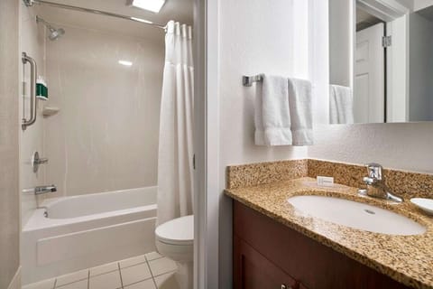 Combined shower/tub, hair dryer, towels