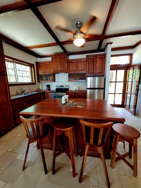 Fridge, oven, stovetop, coffee/tea maker