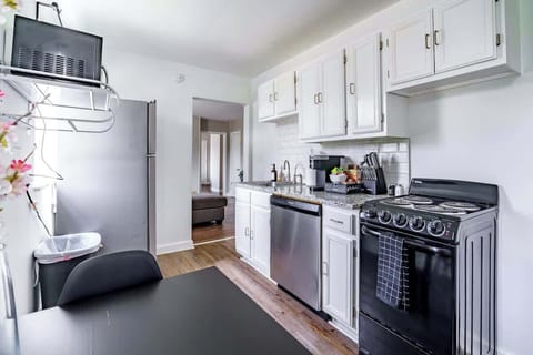 Home cooked meals are the best A fully equipped kitchen featuring a stylish bar and stools in our Airbnb rental
High-traffic locations Columbus Ohio