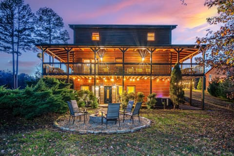 Step into the backyard and enjoy unforgettable evenings around the outdoor fire pit! Perfect for roasting s'mores, sharing stories, and creating memories with family and friends. (Don’t forget to bring your own firewood!