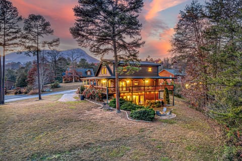 Immerse yourself in the enchanting twilight ambiance of Whispering Wood Cabin's backyard. Surrounded by serene wooded beauty, this outdoor retreat is perfect for cozy evenings to make unforgettable moments!