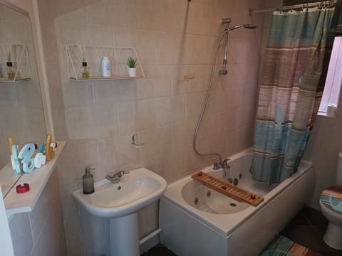 Combined shower/tub, hair dryer, towels