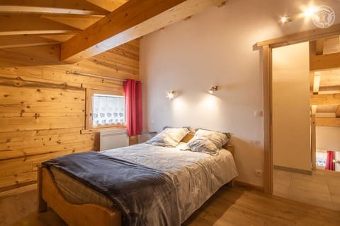 5 bedrooms, iron/ironing board, travel crib, bed sheets