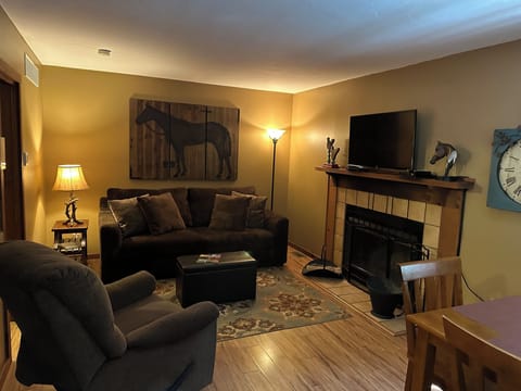 LIVING ROOM W/ SLEEPER SOFA