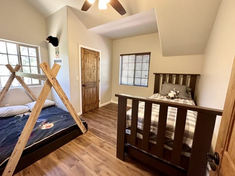 6 bedrooms, desk, iron/ironing board, travel crib