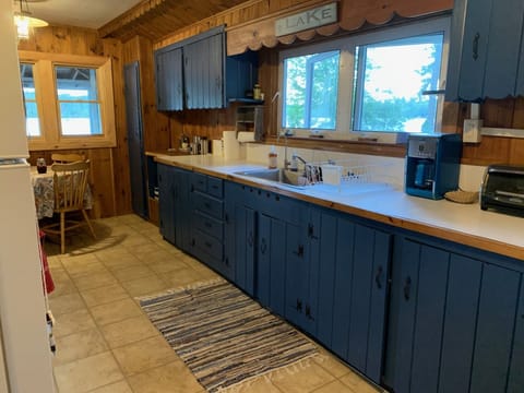 Fridge, oven, stovetop, coffee/tea maker