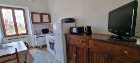 Fridge, oven, stovetop, coffee/tea maker