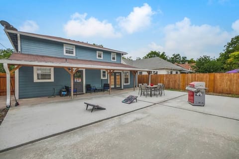 Backyard with dining furniture (2)