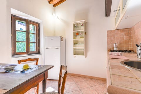 Fridge, stovetop, coffee/tea maker