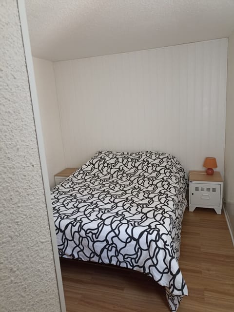 2 bedrooms, iron/ironing board, bed sheets