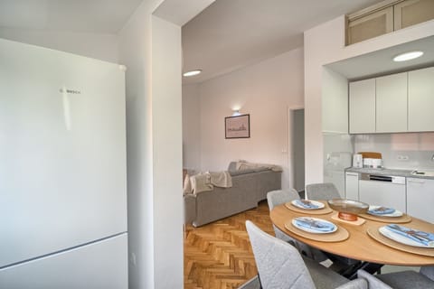 Kitchen & dining area