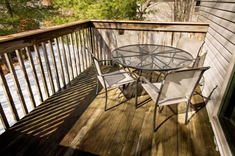 PRIVATE DECK