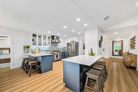 Stools placed around the kitchen counters provide additional seating for 6 guests.