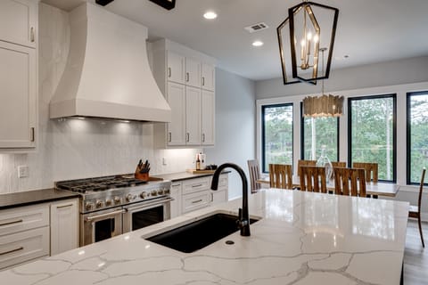 FULLY EQUIPPED KITCHEN | ESPESSO MACHINE | KEURIG | SEPARATE FREEZER & FRIDGE | MASSIVE KITCHEN ISLAND