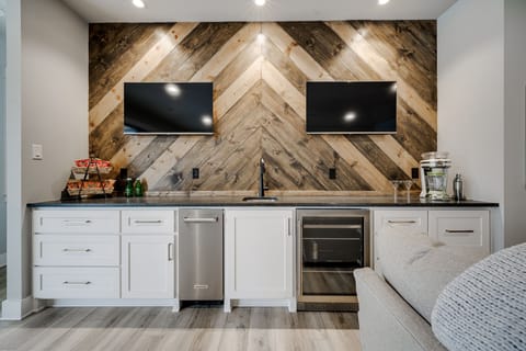 WET BAR: Ice Maker; Mini Fridge; Margaritaville Margarita Machine, Dual Smart TVs and Karaoke Machine