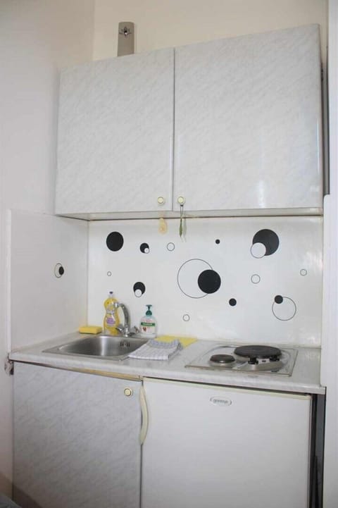 Fridge, stovetop