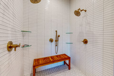 Combined shower/tub, hair dryer, towels