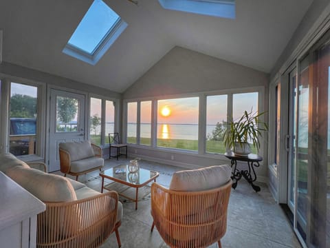 Year-round sun room for soaking up the beautiful views!