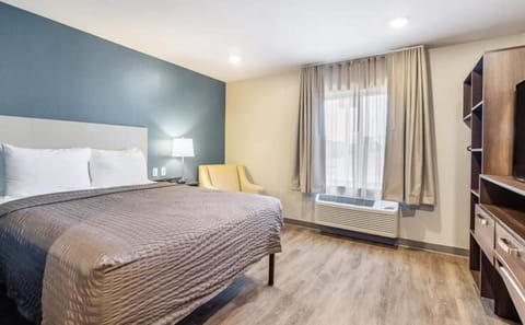 Unit with 1 Queen size bed. Exact unit will be assigned upon arrival. Views, colors and decor may vary.