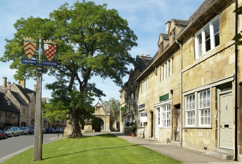 The pretty High Street of Chipping Campden
