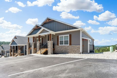 BREWS & VIEWS is named for its amazing views of Table Rock Lake and awesome amenities including custom espresso and latte machine. Just 1 mile to SDC + amazing Branson attractions. This 8BR ho