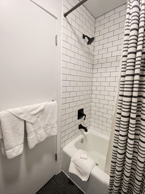 Combined shower/tub, towels