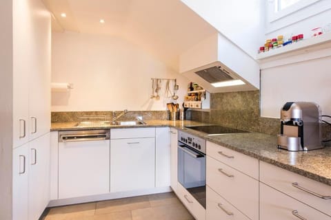 Fully equipped kitchen with ceramic hob, oven, coffee machine, kettle and much more