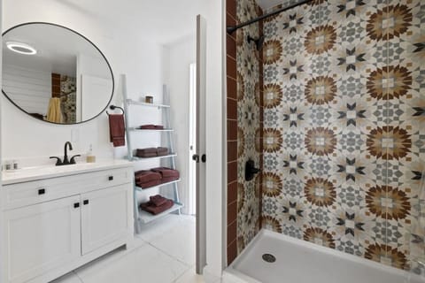 Upper level bathroom shared between Queen bedroom and living space