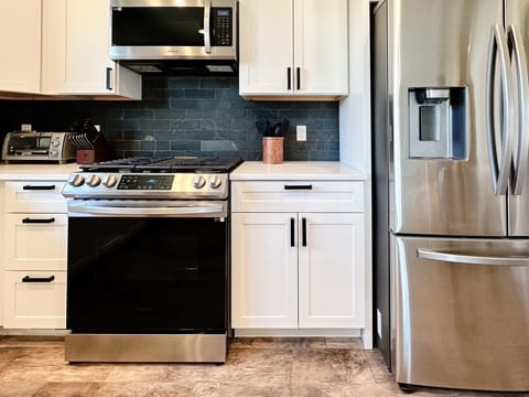 Gourmet kitchen with all new appliances new and quartz countertop