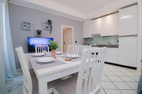 Kitchen and living area (2)