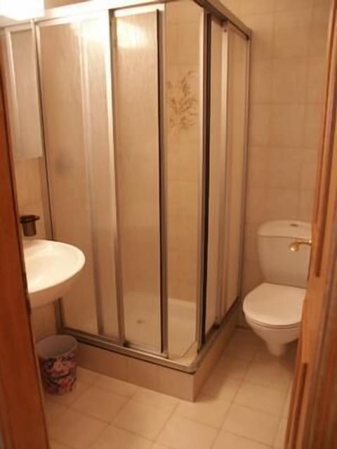 Combined shower/tub, bidet