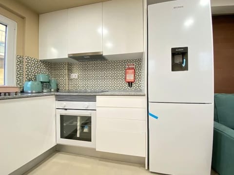 Fridge, microwave, oven, coffee/tea maker