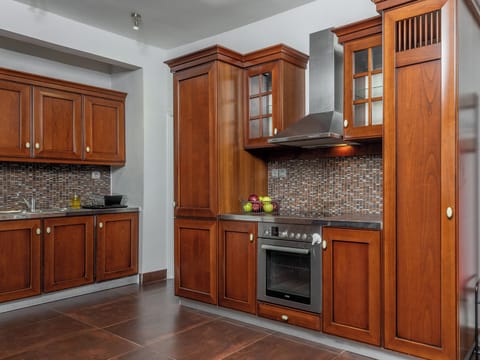 Fridge, oven, stovetop, coffee/tea maker