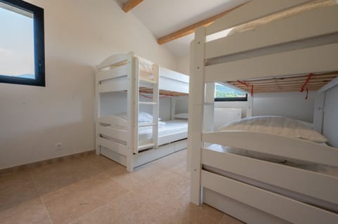 4 bedrooms, iron/ironing board, free WiFi, bed sheets