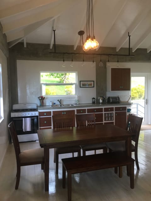 Fridge, oven, stovetop, coffee/tea maker