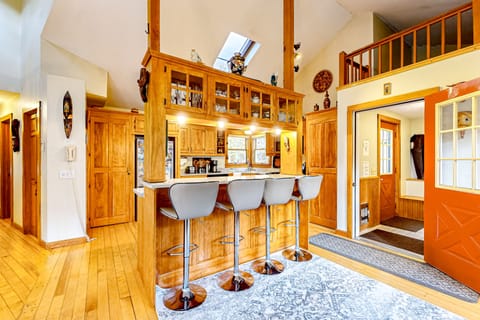 House with spectacular views, private sauna, fireplace & firepit - near skiing House in Warren