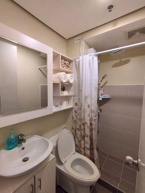 Jetted tub, hair dryer, towels, soap